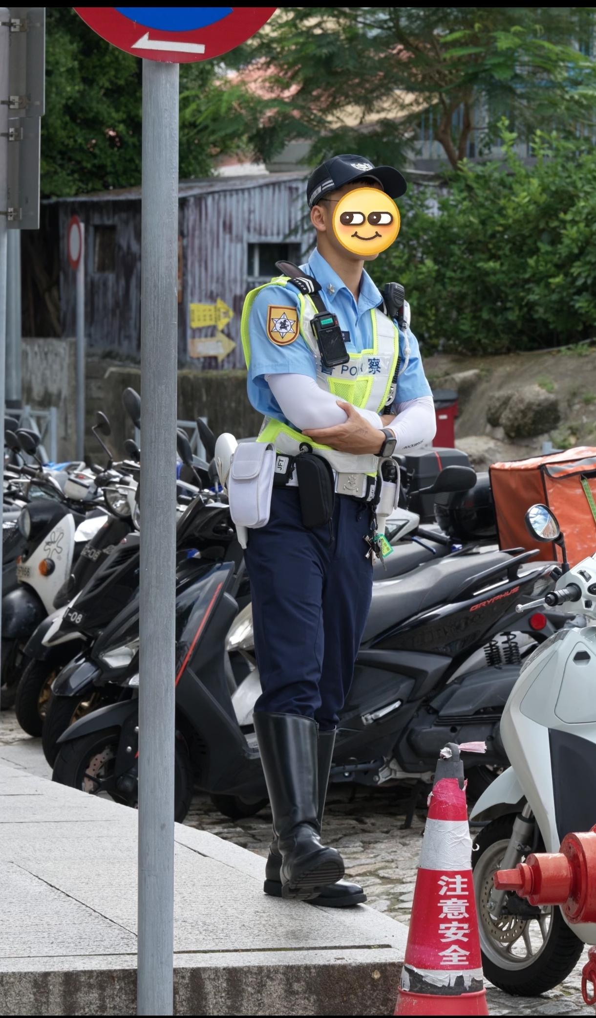 夏天为什么还穿这么长的皮靴？帅是挺帅的，靴子热，背心热……交警也是人，换个短靴也