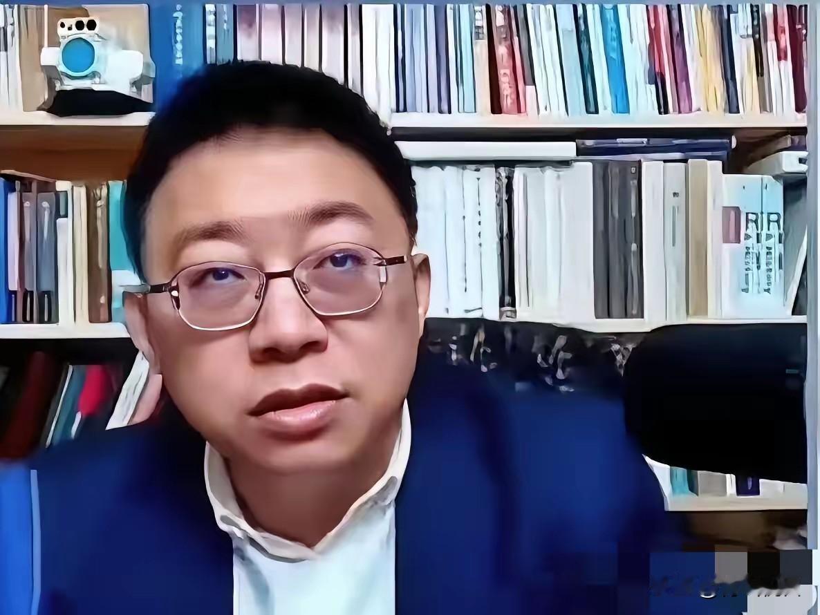 翻翻《公务员法》第十二条，白纸黑字要求“恪守职业道德，模范遵守社会公德”——品德