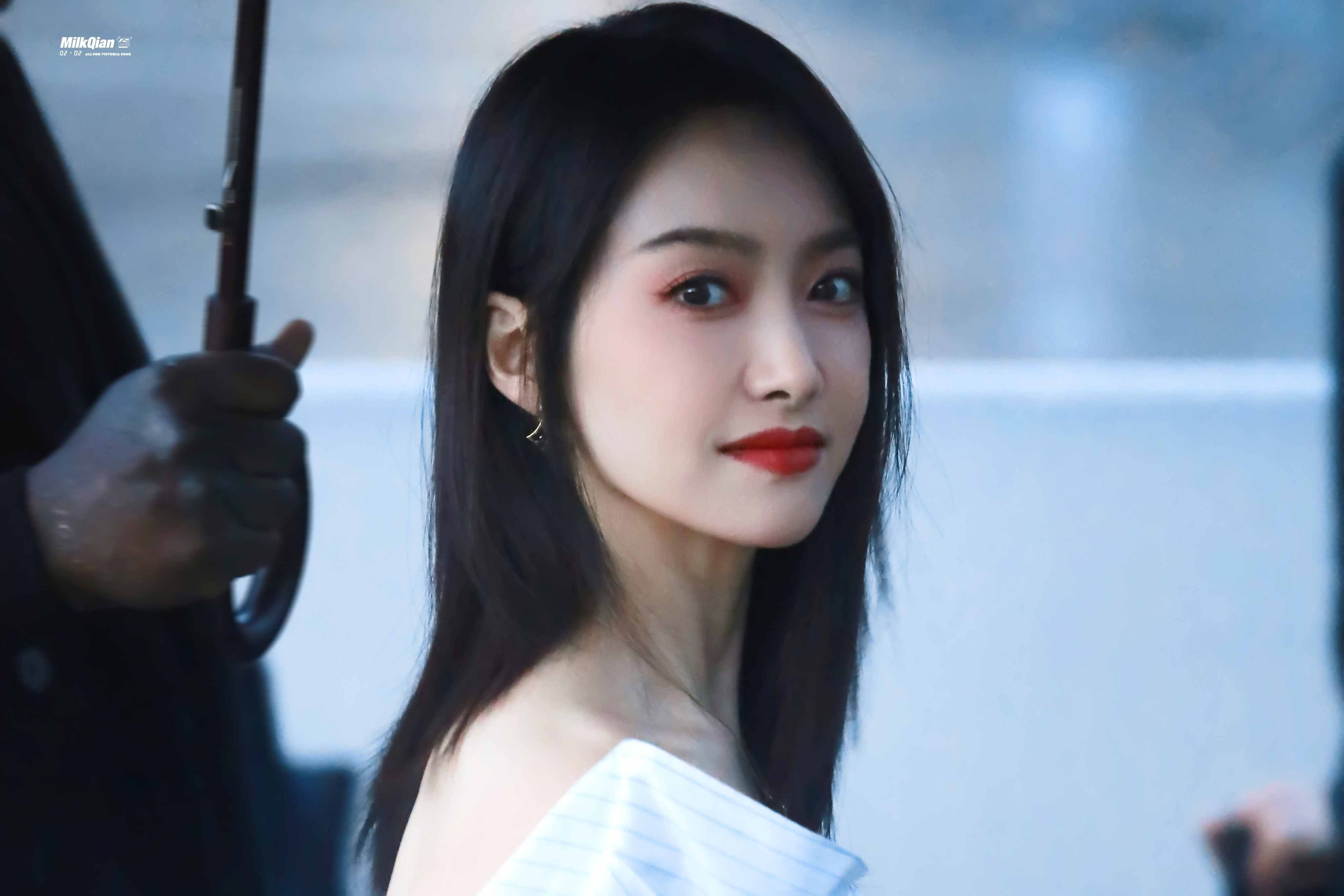 宋茜眉眼间的从容、唇角的浅淡，都带着一种不被喧嚣惊扰的沉静，像被时光精心打磨过