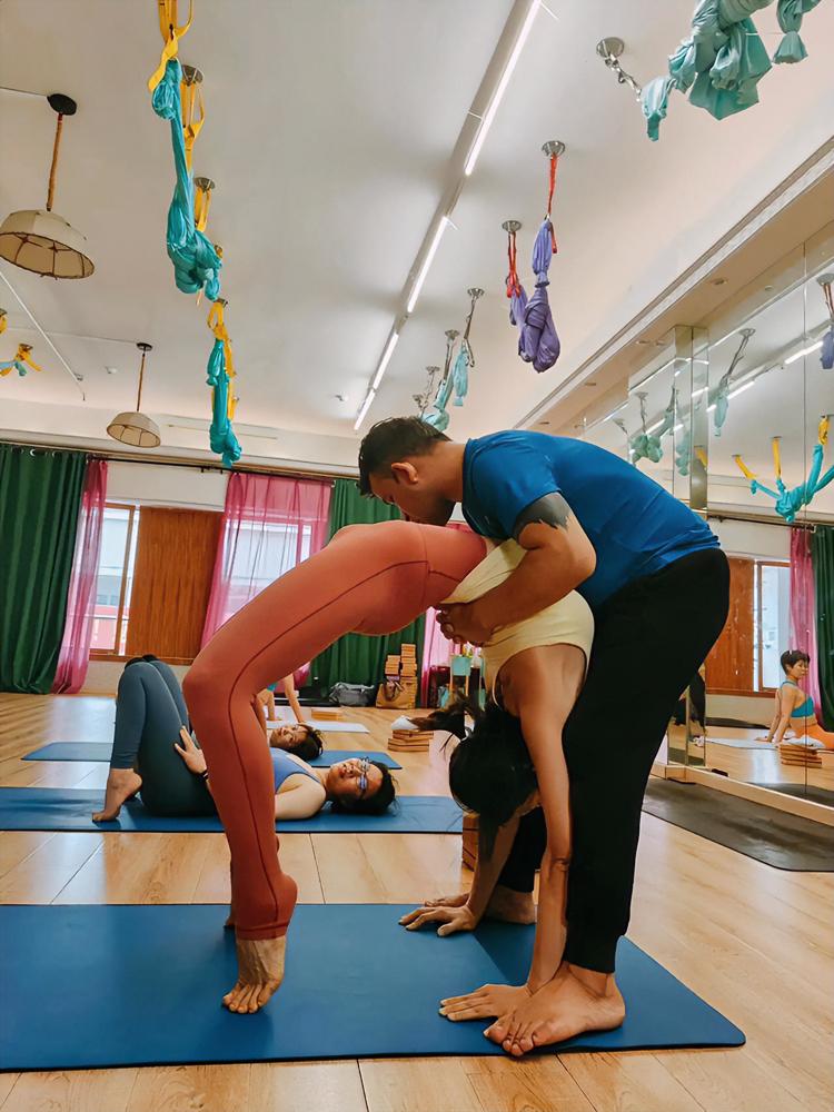 上海瑜伽馆高薪雇外籍教练，600-2000元一小时还一堆人抢？别被“正宗”忽悠