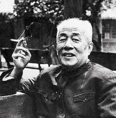 1947年北平，满院子军统特务，荷枪实弹。地下党王冶秋刚走进院子，特务头子就