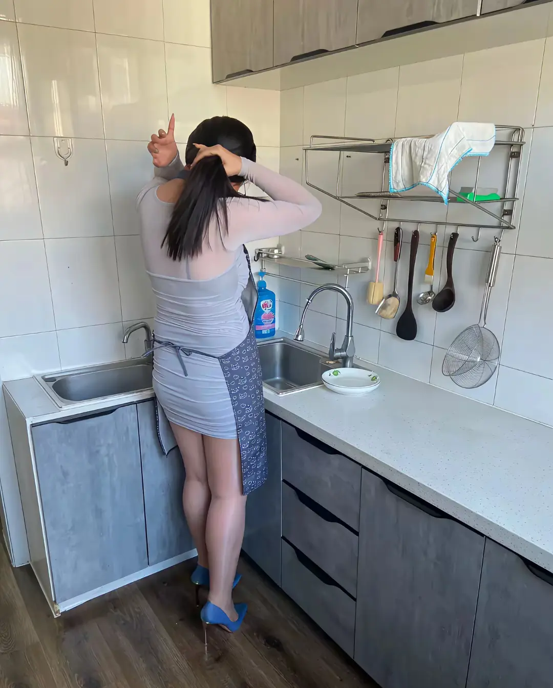忙碌的早晨，起来给一家人做饭