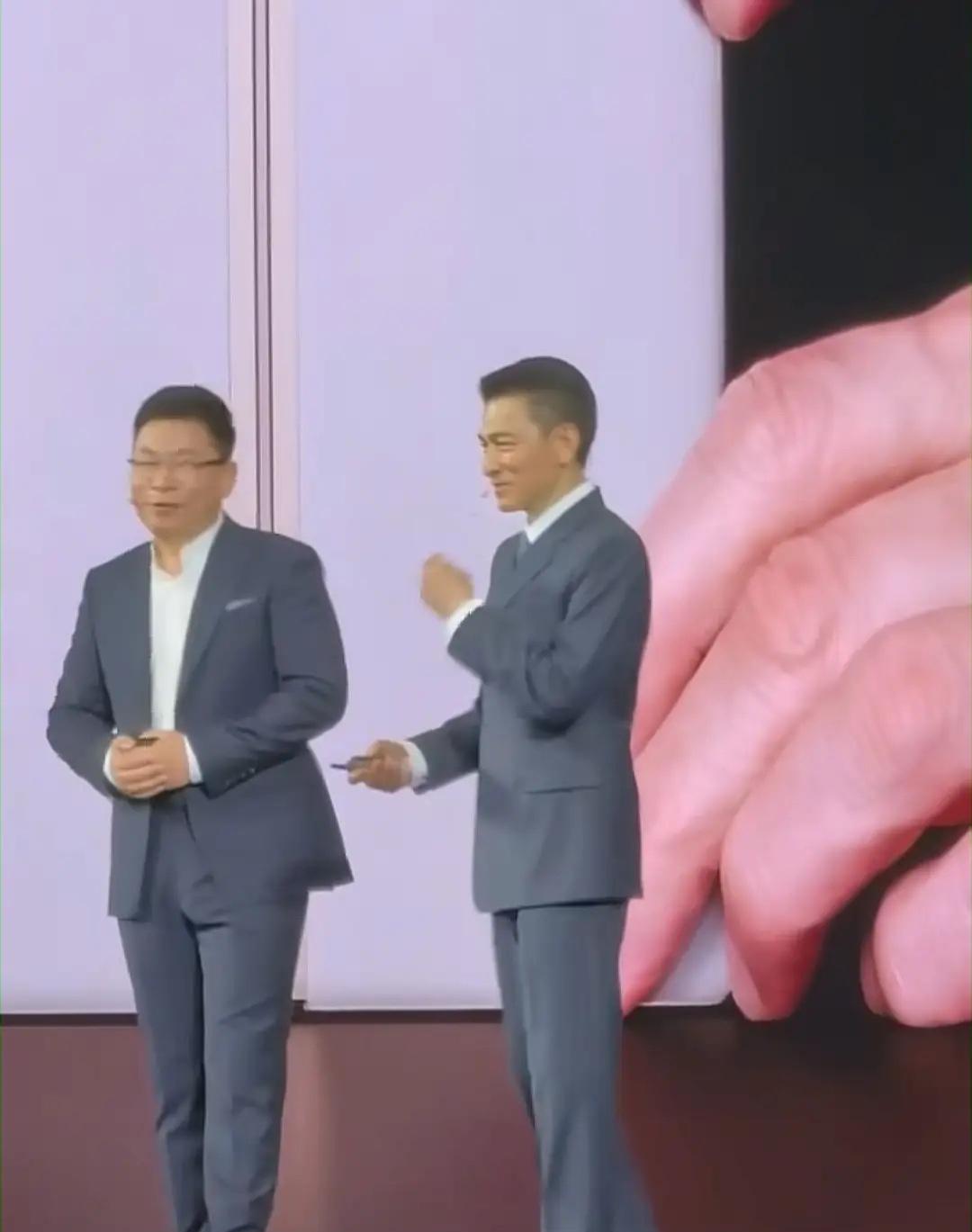 今日华为发布会，刘德华一出场便气场拉满，掌控全场。与余承东互动默契，合影潇洒。余