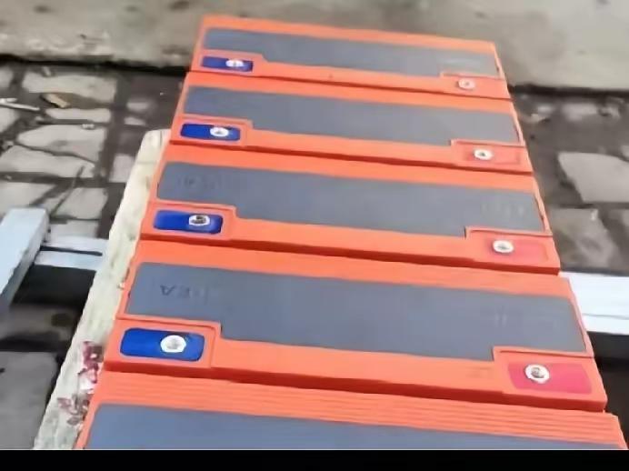 75%的电池故障其实几百块就能修好。但你猜4S店会怎么跟你说？换个整包，五万。这