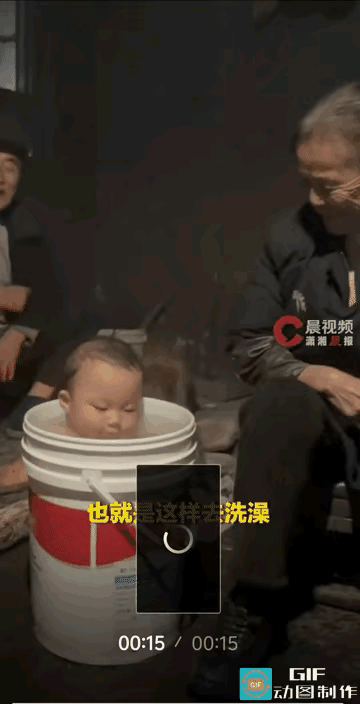 “1岁宝宝上人民日报了！”近日湖南怀化，一个1岁萌娃跟着爸妈跨越300公里回到乡