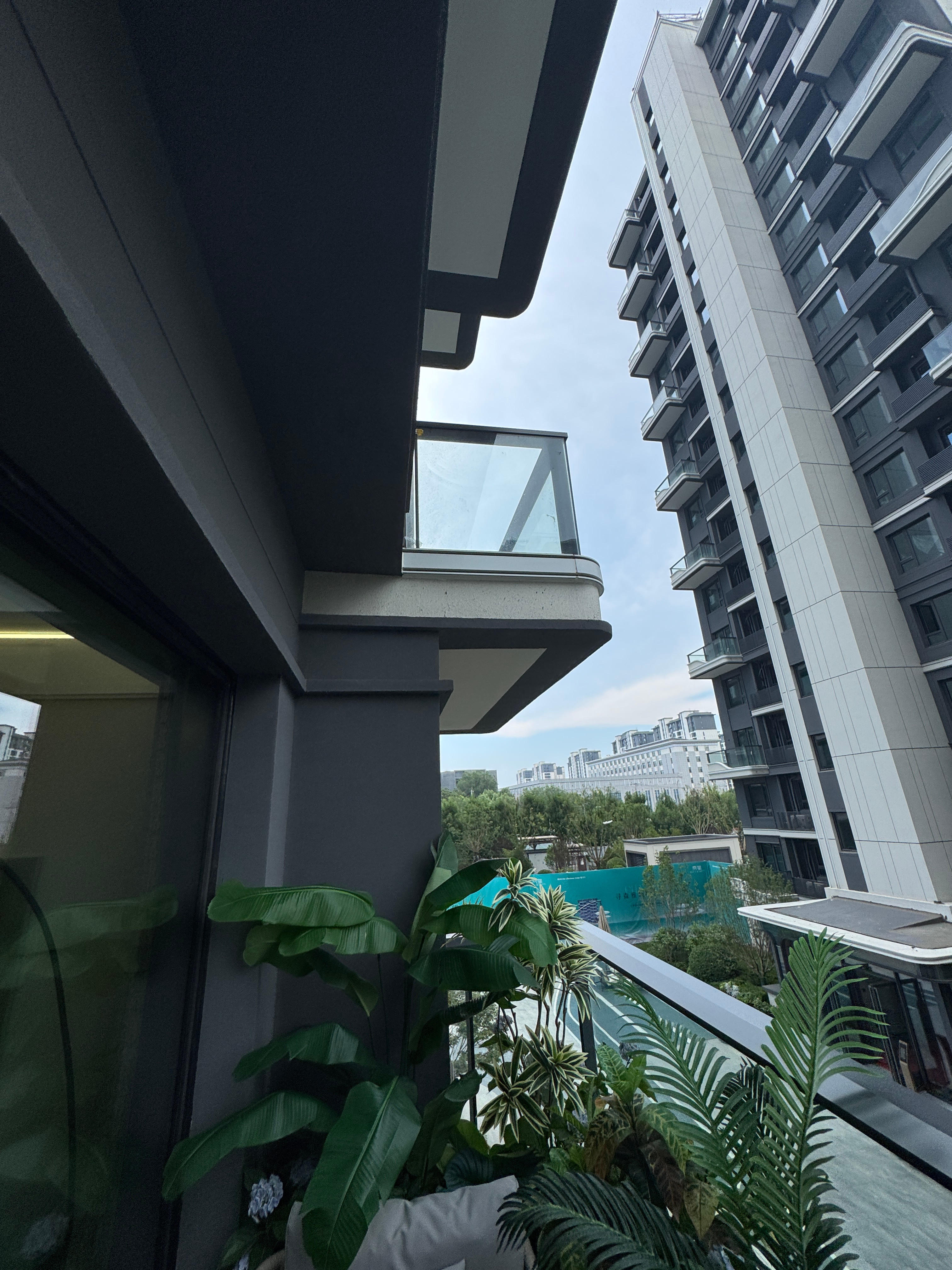 这种错层设计确实有点别扭，晾个衣服，还能和隔壁楼上正在阳台抽烟的王哥打个招呼，再