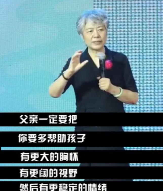居然看到有人在喷李玫瑾，说她的心理学育儿观念在荼毒现在的孩子。论证有几方面，第