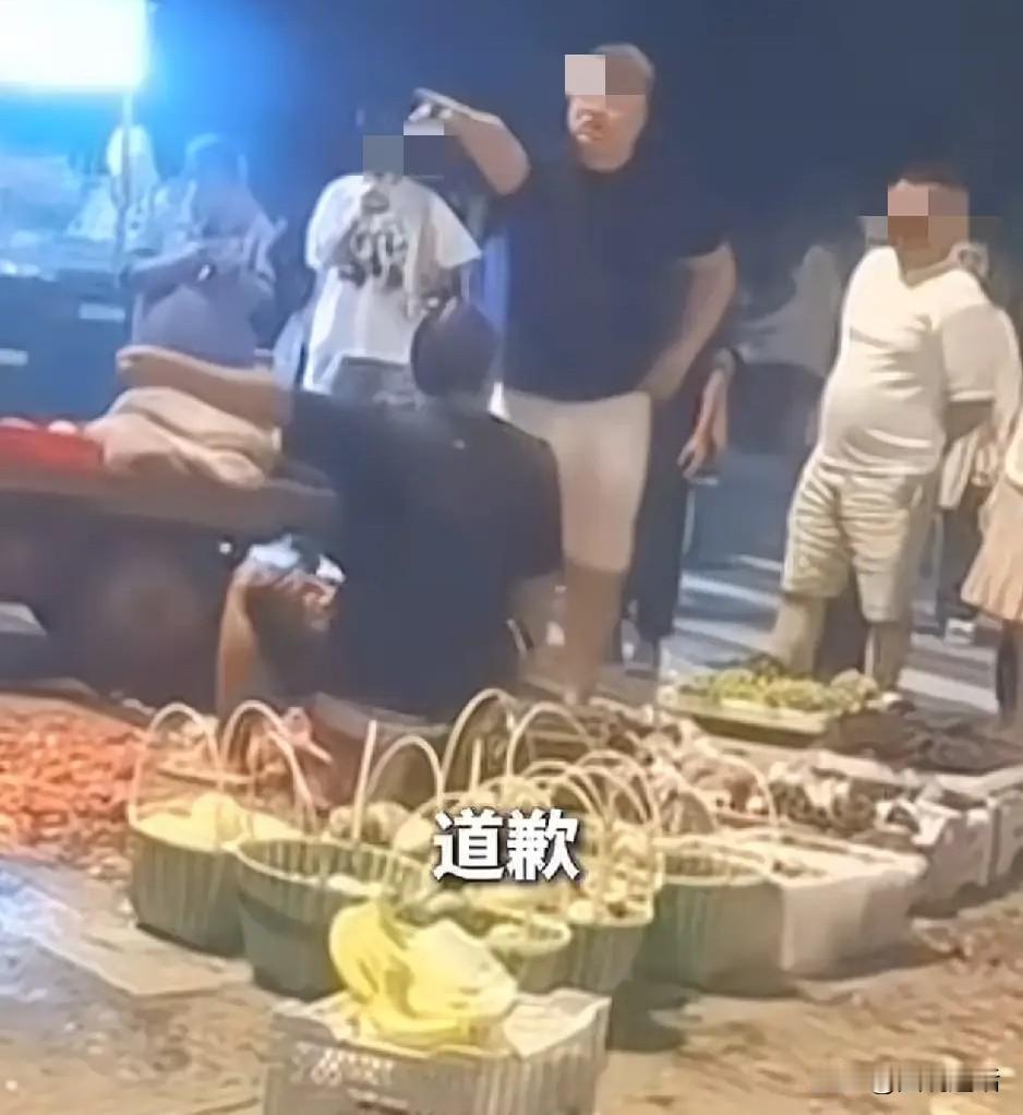嚣张男西瓜砸摊主头！警方：行拘+罚款。真应了那句“当时有多嚣张，现在就有多狼狈！