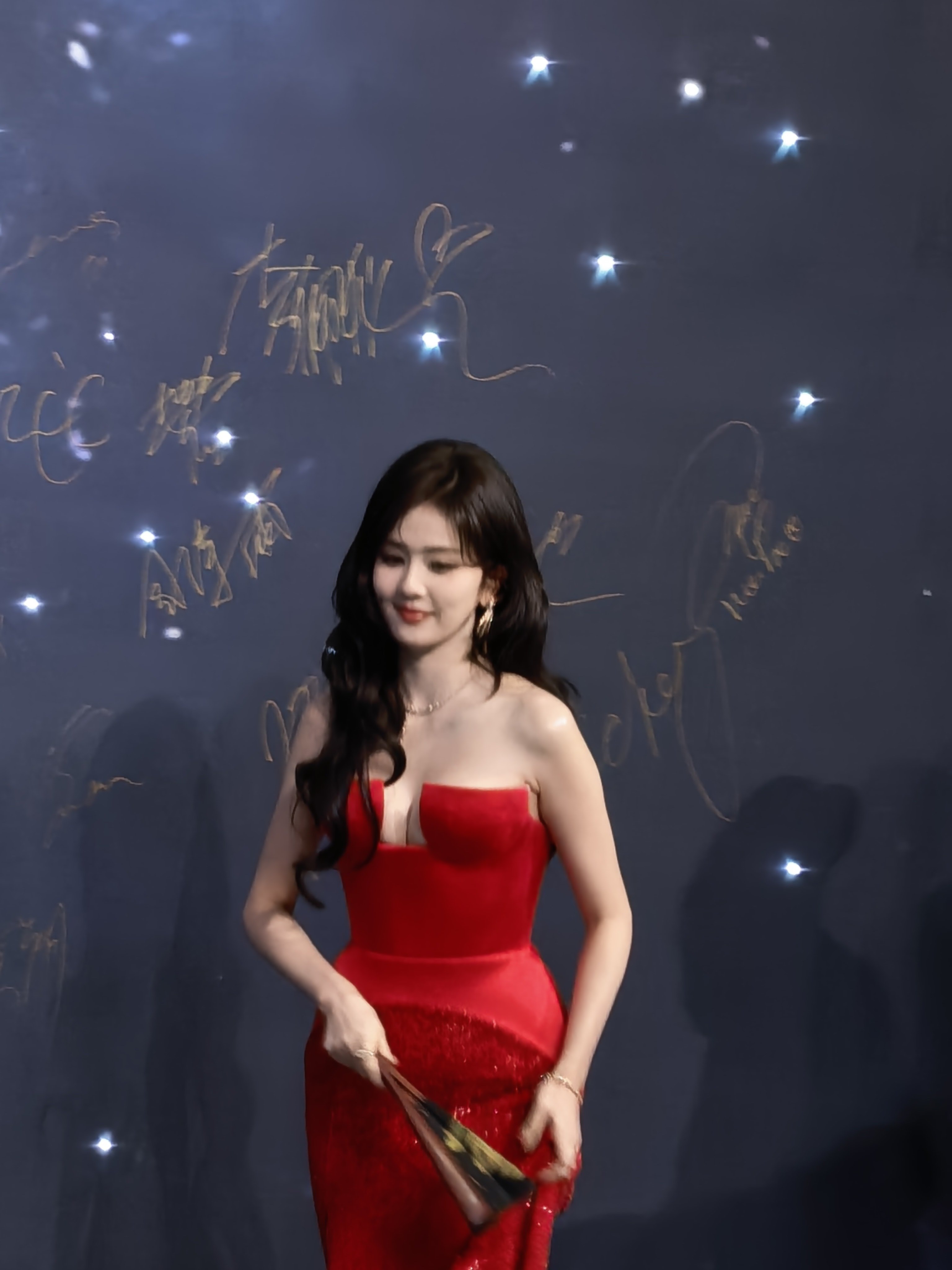 白鹿红毯签名是李佩仪白鹿白鹿微博之夜红毯签名签的李佩仪耶～她真的很爱这个角