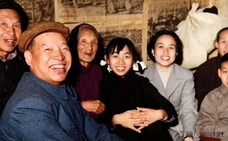 1962年，彭真带着妻子和儿女，回到山西侯马老家，看望年迈的母亲。照片里，他穿着