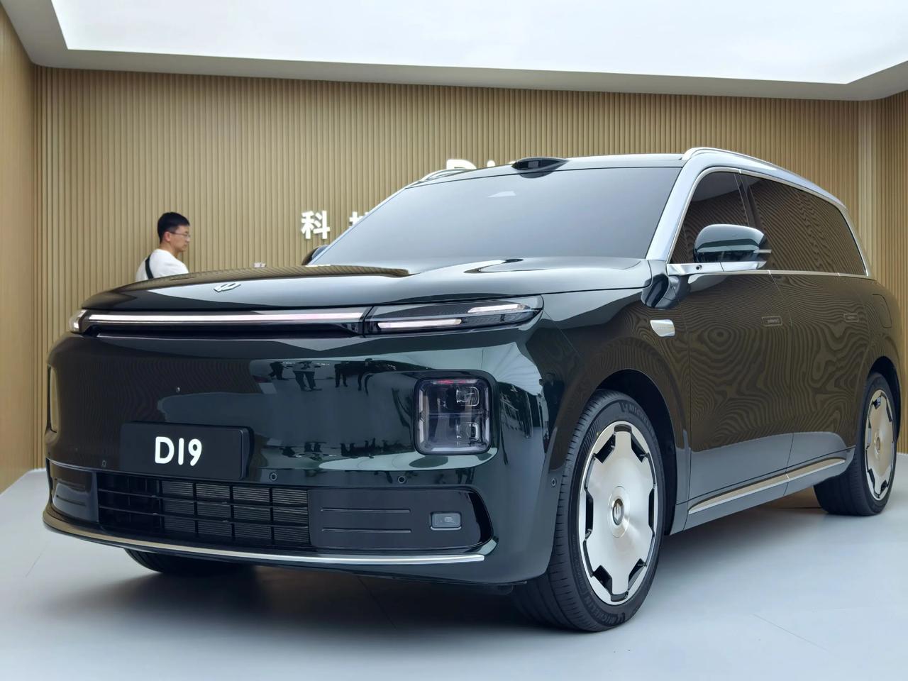 各位车友好！今天刷到零跑D19的内饰概念图终于发布了，憋不住想跟大家唠唠。这车号