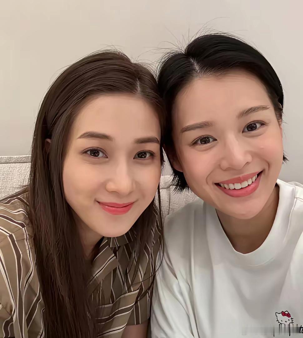 原来在寸土寸金的香港，贵为视后也难买豪宅，你看胡杏儿和钟嘉欣聚餐，餐厅拥挤​​