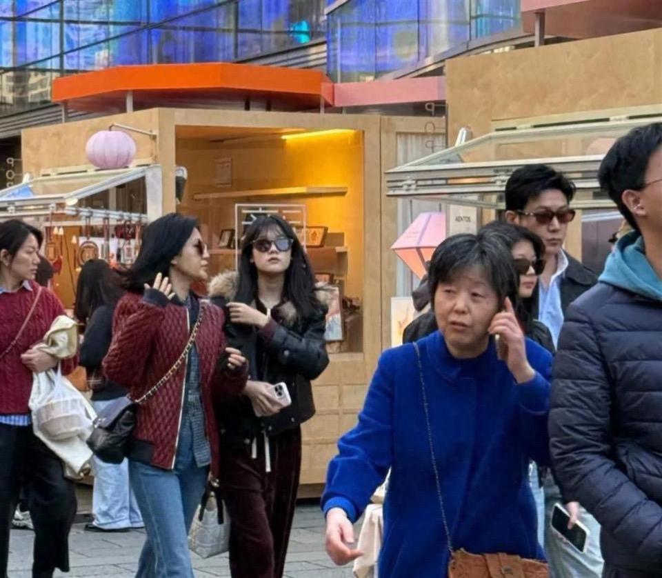 网友拍到了让人挪不开眼的一幕。 陆毅和鲍蕾带着两个女儿在逛街，一家四口...