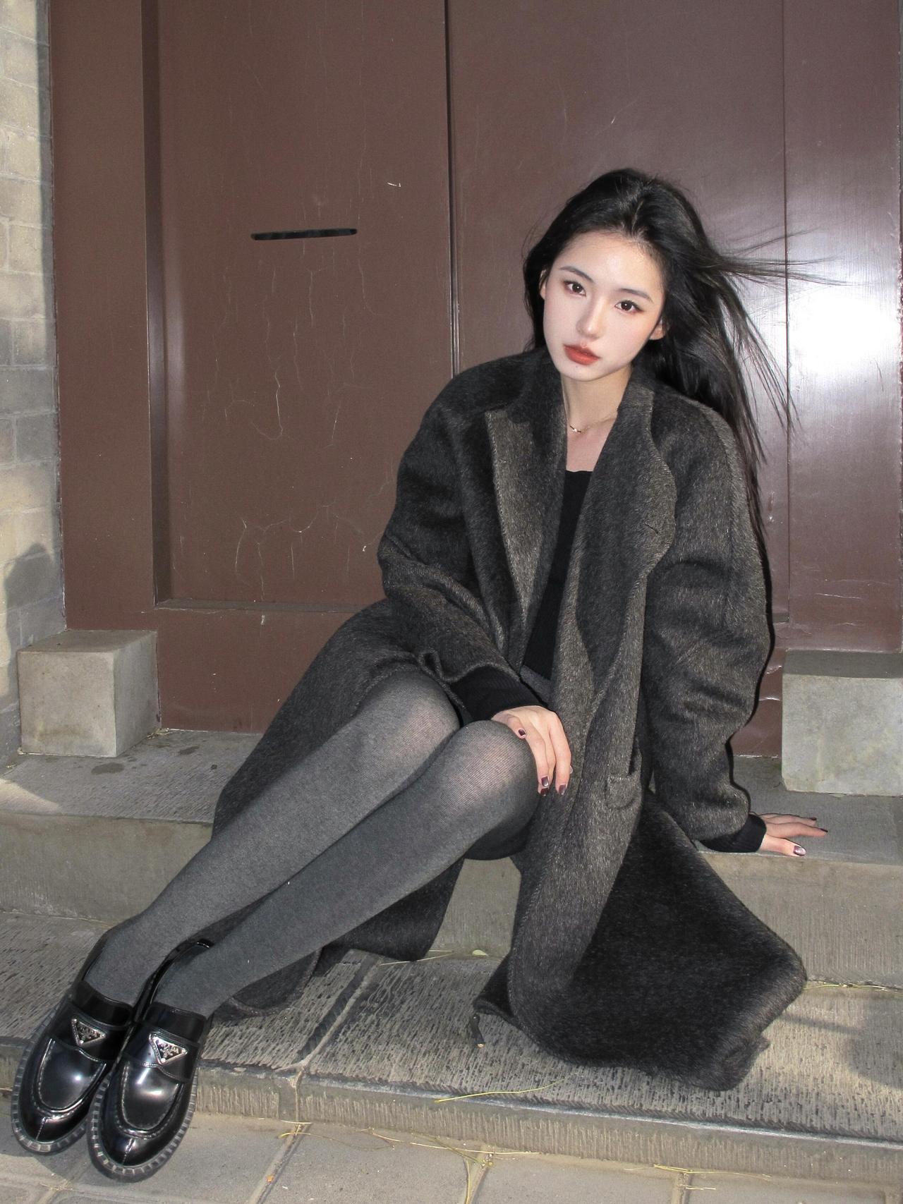 寒风拂面，美人倚门。