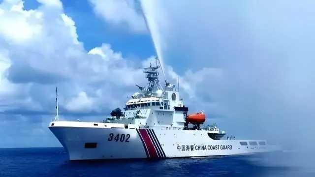 黄岩岛这次对峙太解气了！9月16日，十多艘菲律宾公务船分散着往黄岩岛靠近，有艘还