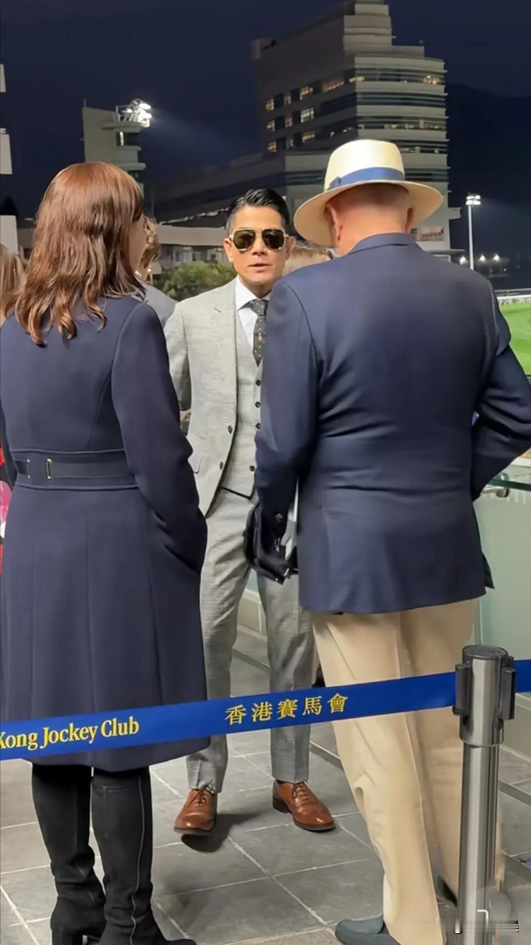 郭富城现身香港马会，你看得出这是个拿着老年卡，坐公交车免费的“老人”吗？[呲牙笑]