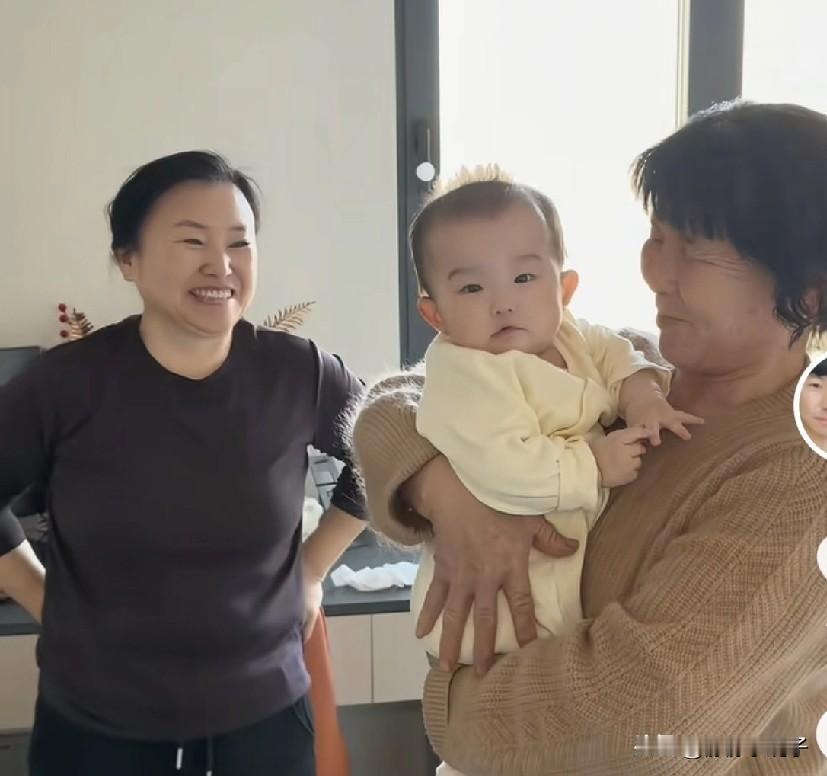 球球娘家来人了，到北京看到小宝宝，本来合计欢乐，网友却心疼婆婆，一个人做饭全家的