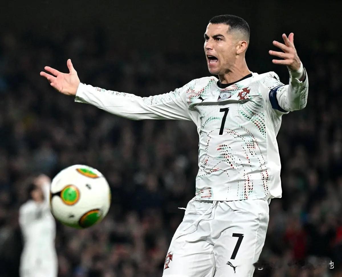 ——本场比赛是C罗国家队生涯的第226场比赛，而这张红牌则是他在这些比赛里的第一