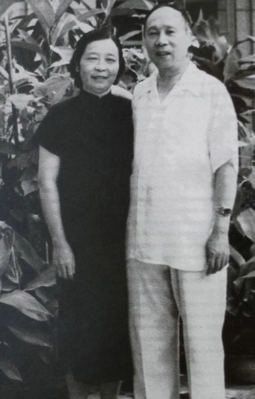 一代开国上将，一生征战却膝下无亲生儿女，妻子提出离婚，他大怒质问：不当皇帝换什么