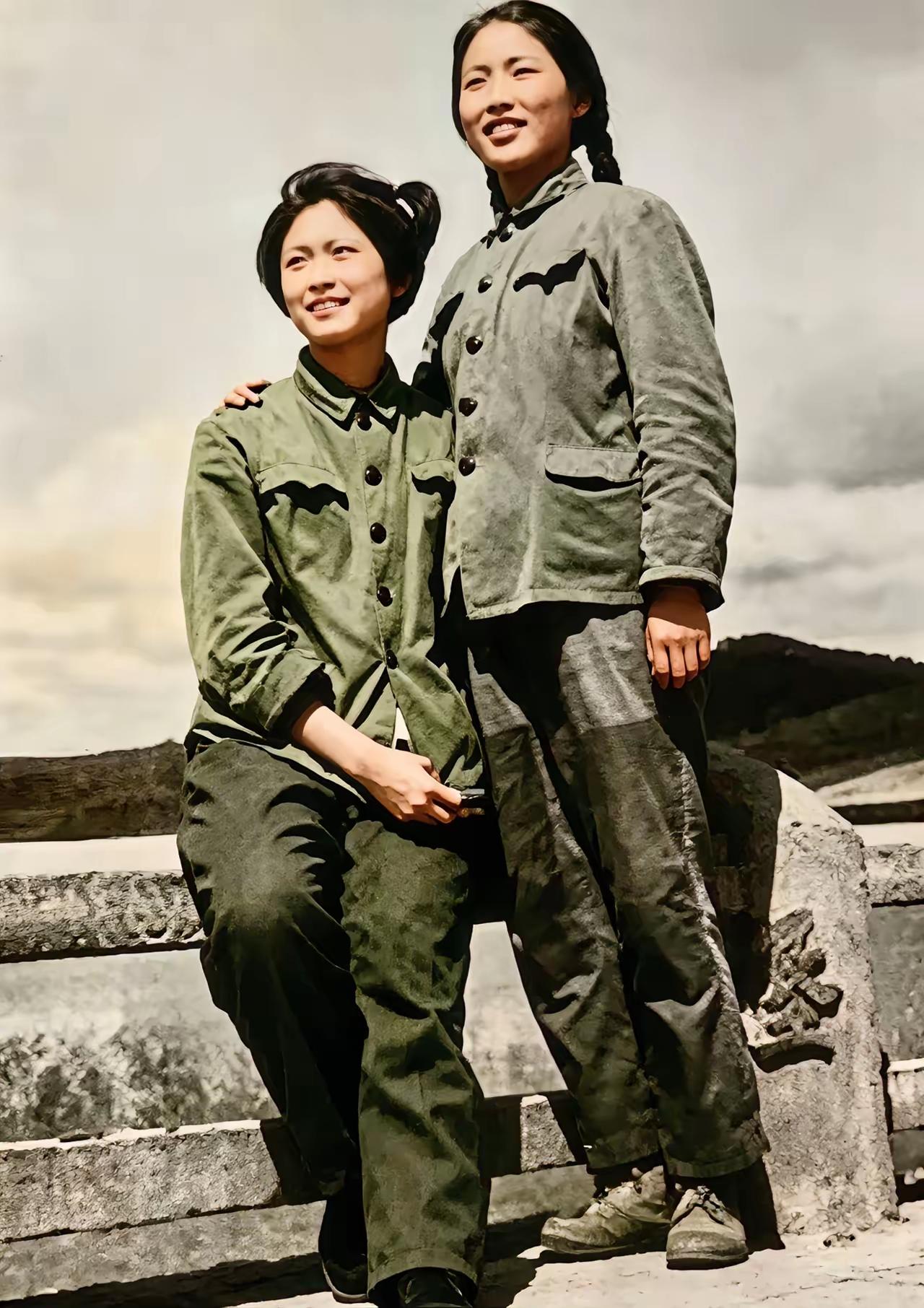 上世纪70年代，敬一丹与姐姐敬海燕，在黑龙江生产建设兵团四师四十一团二营十四连拍