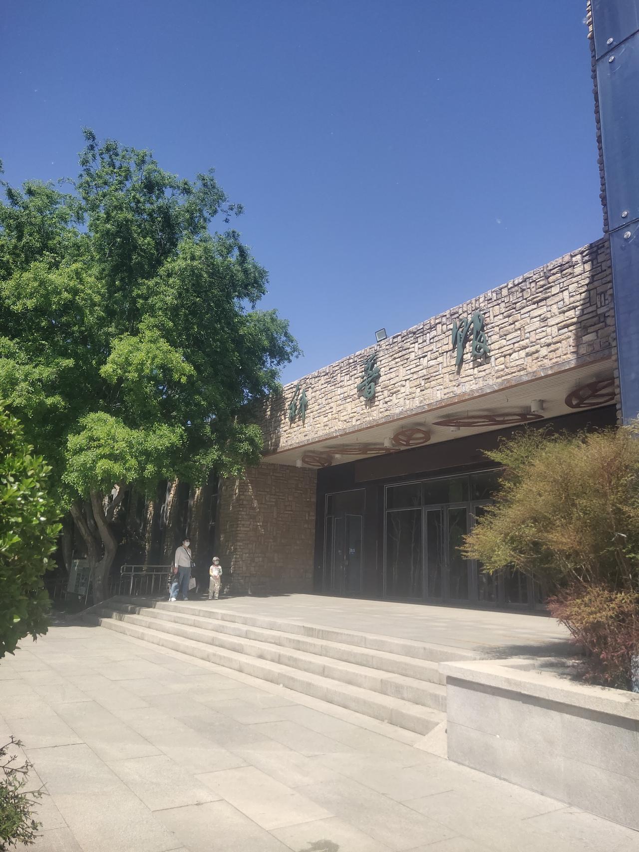 家人们，济南森林公园真的太宝藏了！绝对是本地生活里不能错过的打卡地。它就像