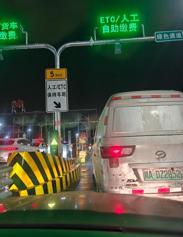 凌晨三点，一辆车开进ETC车道，杆子不抬。司机倒车，绕去人工通道，笑着说了句：卡
