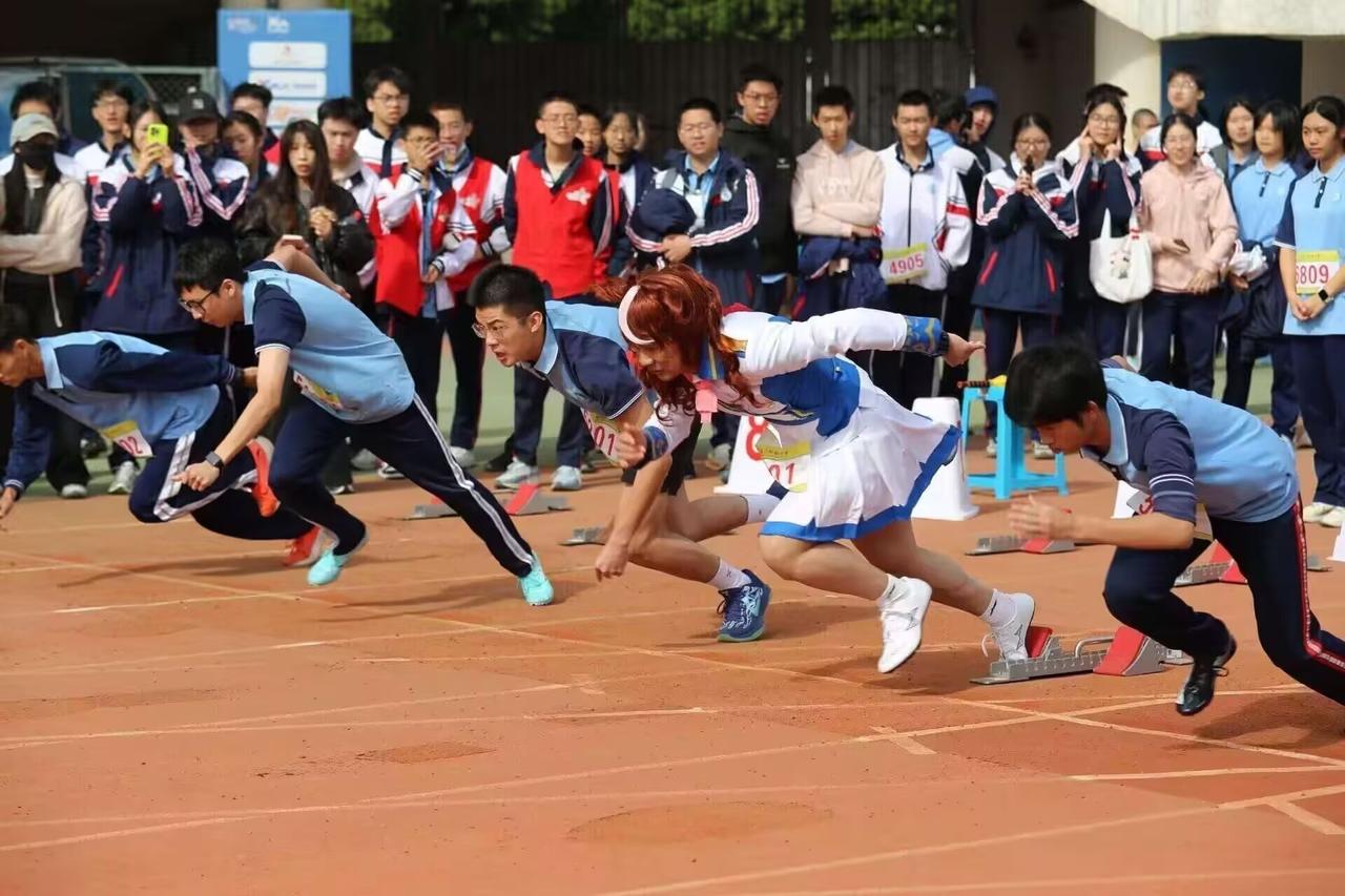 11月20日，福建省厦门市松柏中学举行运动会期间，一名高二男生身着cosplay