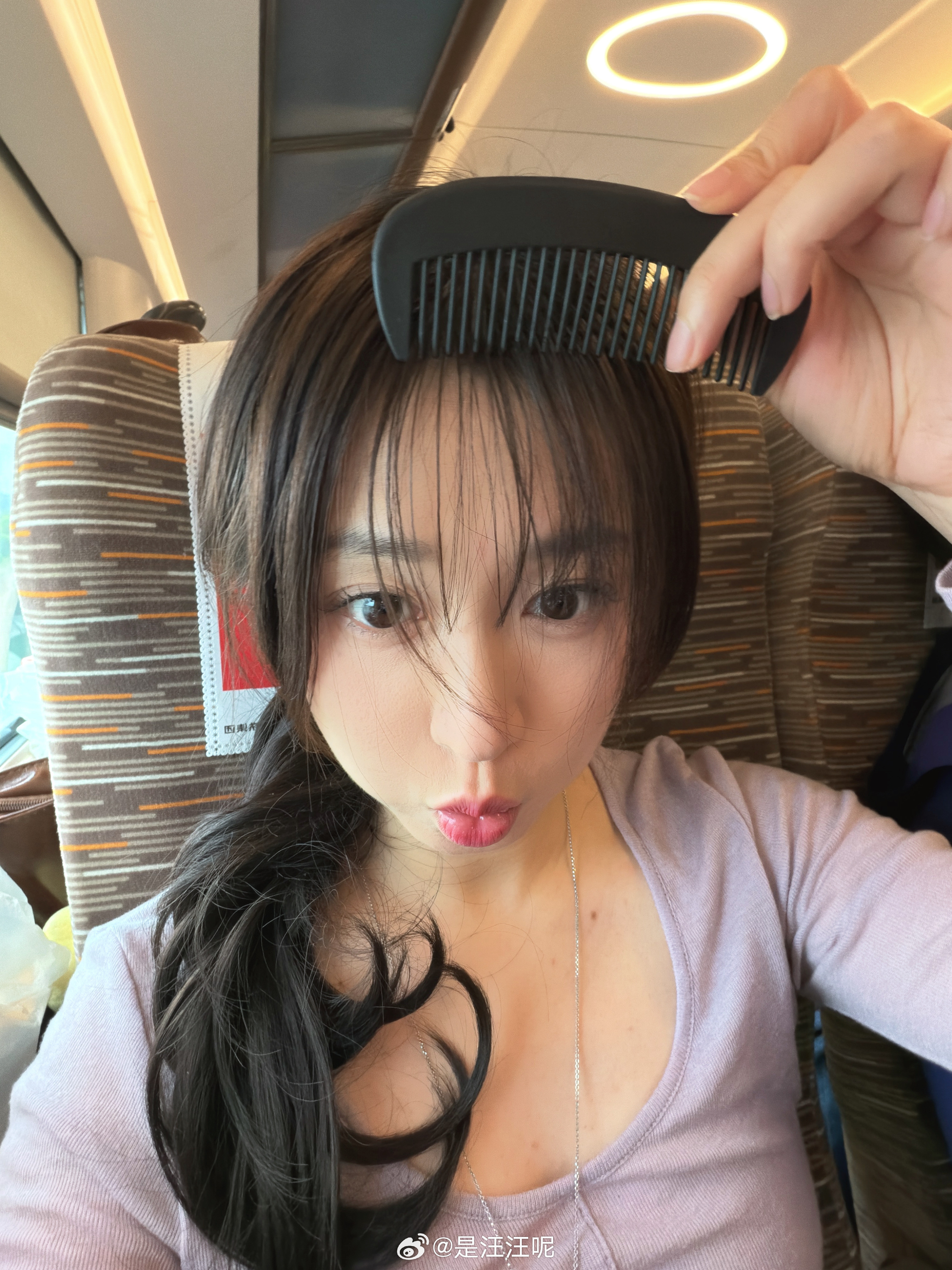 昨天和朋友们见面，都说我换了发型就像变了一个人其实变得最多的就是——随时都要掏出