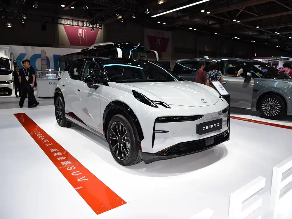极氪X紧凑型纯电跨界SUV：车身尺寸小巧灵动，小区车位、狭窄街巷停车毫无压力，无