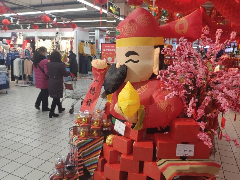 女子拜财神后家中连续出现零钱，这事儿听起来像财神显灵，实则另有玄机。成都一女子拜