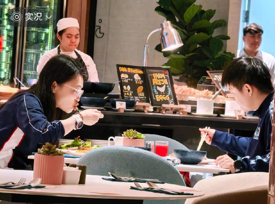 谁懂啊！刷到莎莎在新加坡吃早餐的照片，心都要化了～小小的一只坐在那儿，安安