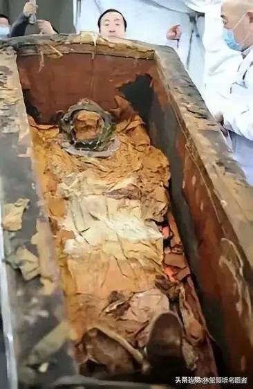 1982年春天，四川酉阳一个农民扛着锄头下地。锄头刚落下，就碰到了硬邦邦的