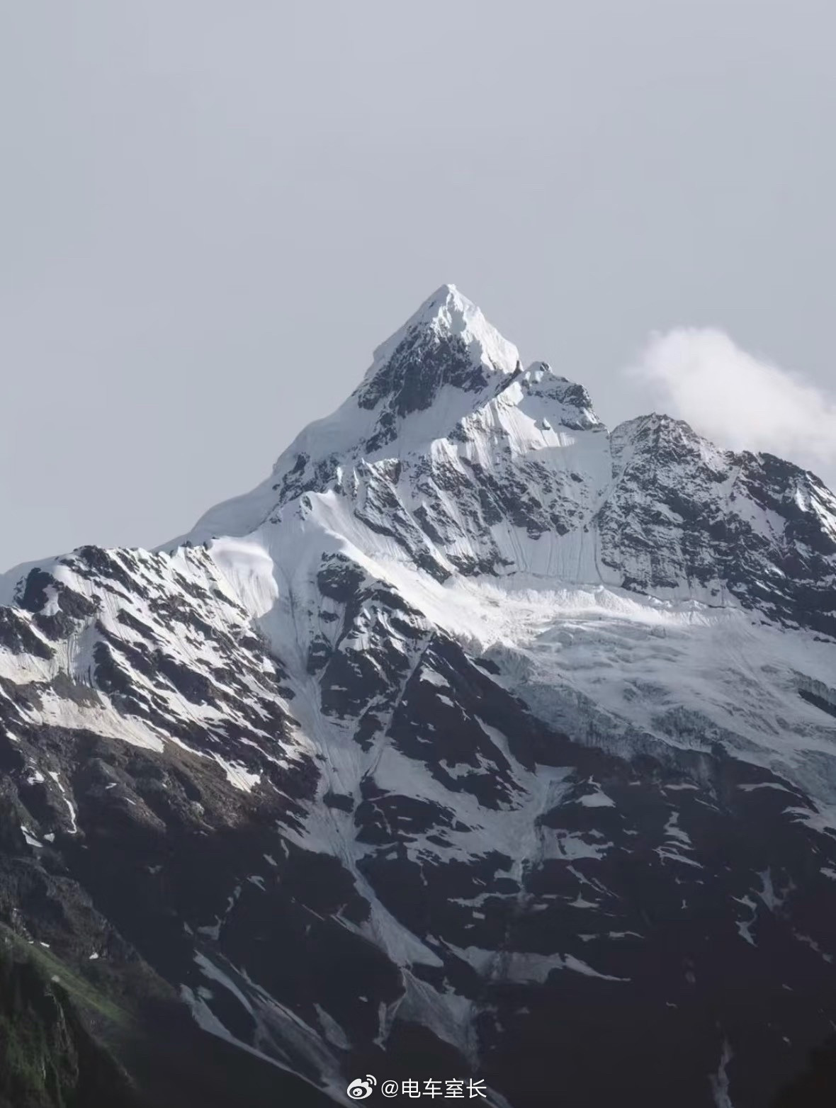 梅里雪山惊现佛得角门将梅里雪山是藏区八大神山之首，统领藏地诸多山神，是苯教、藏传