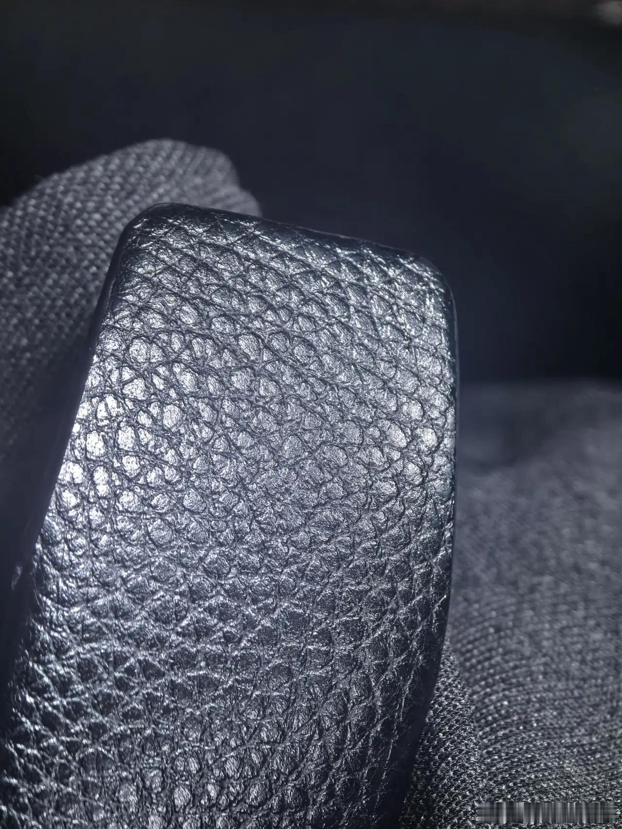 对了，突然想到，华为的微距拍摄这么强悍，是不是能用华为手机的微距来检测皮带皮鞋皮