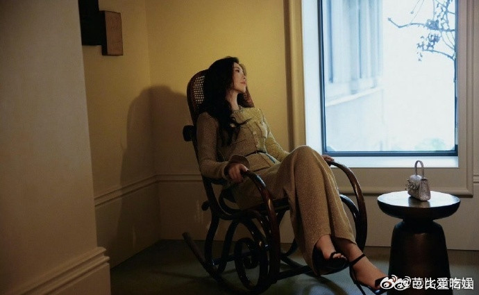 朱珠统一了东西方的审美朱珠的气质太独特！自带从容舒展的气场，一举一动都透着优雅