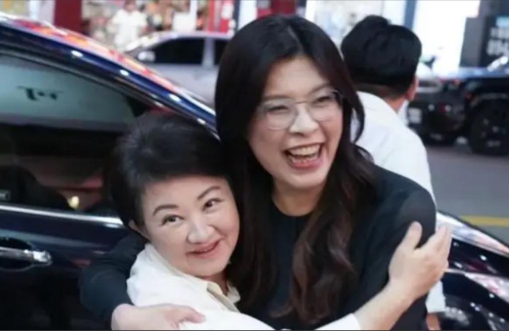 郑丽文刚来大陆2天，获得高规格接待后，卢秀燕终于没有一错再错了！截止到