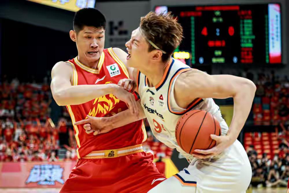王哲林和胡金秋，CBA的两个巨人，今晚要迎来完全不同的结局，王哲林做了这么多年的