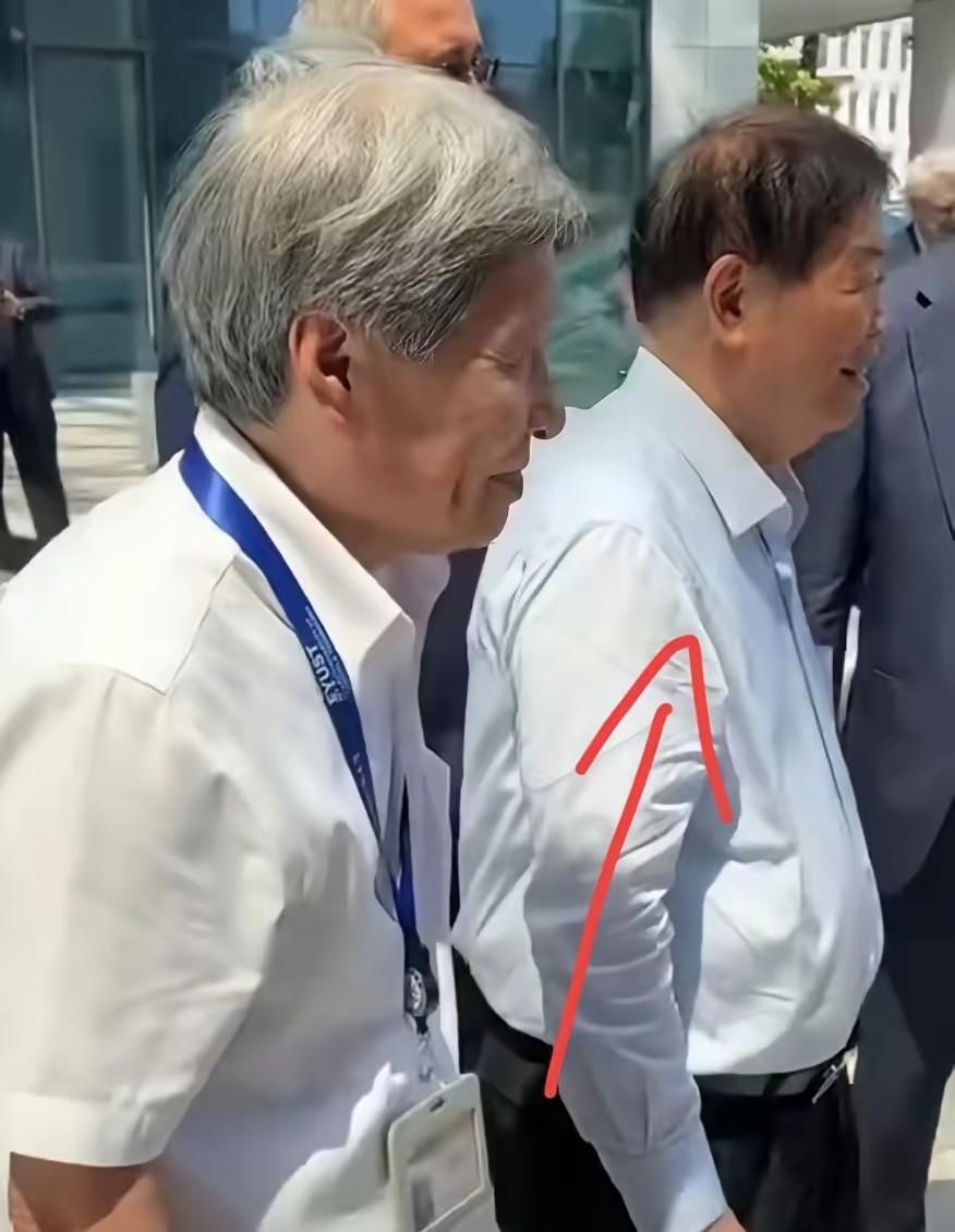我朋友在福耀集团上班，跟我说了一句实话，我才明白曹德旺突然要卸任给儿子，她说