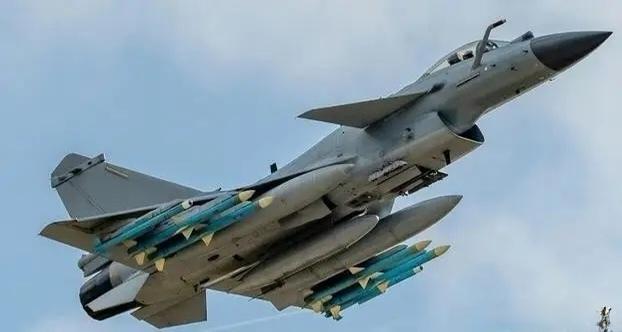 歼10C遭遇外机挑衅这事太提气了！3月27日，特级飞行员武辉驾驶歼10C在南海巡