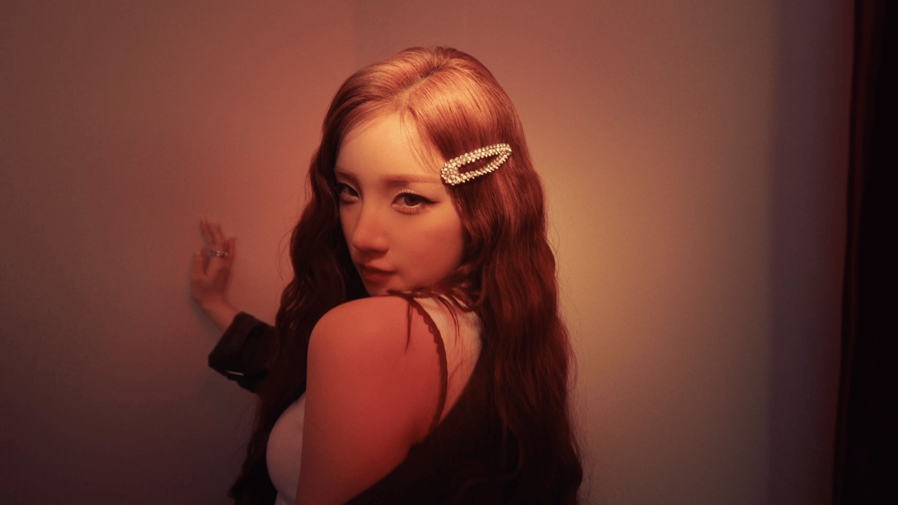 宋雨琦的小牛穿搭红发+皮衣+金属质感座驾，这波直接奉上视觉盛宴！舞台上