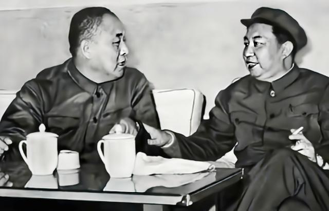 1977年四月在辽宁省调研考察的华国锋主席，听取沈阳军区司令员李德生同志汇报