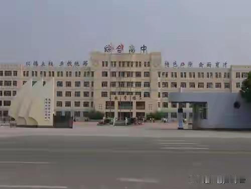 老同学聚会，一桌子人聊起孩子。有个当爹的拍桌子：我家那小子，刚上大一，回来就跟我