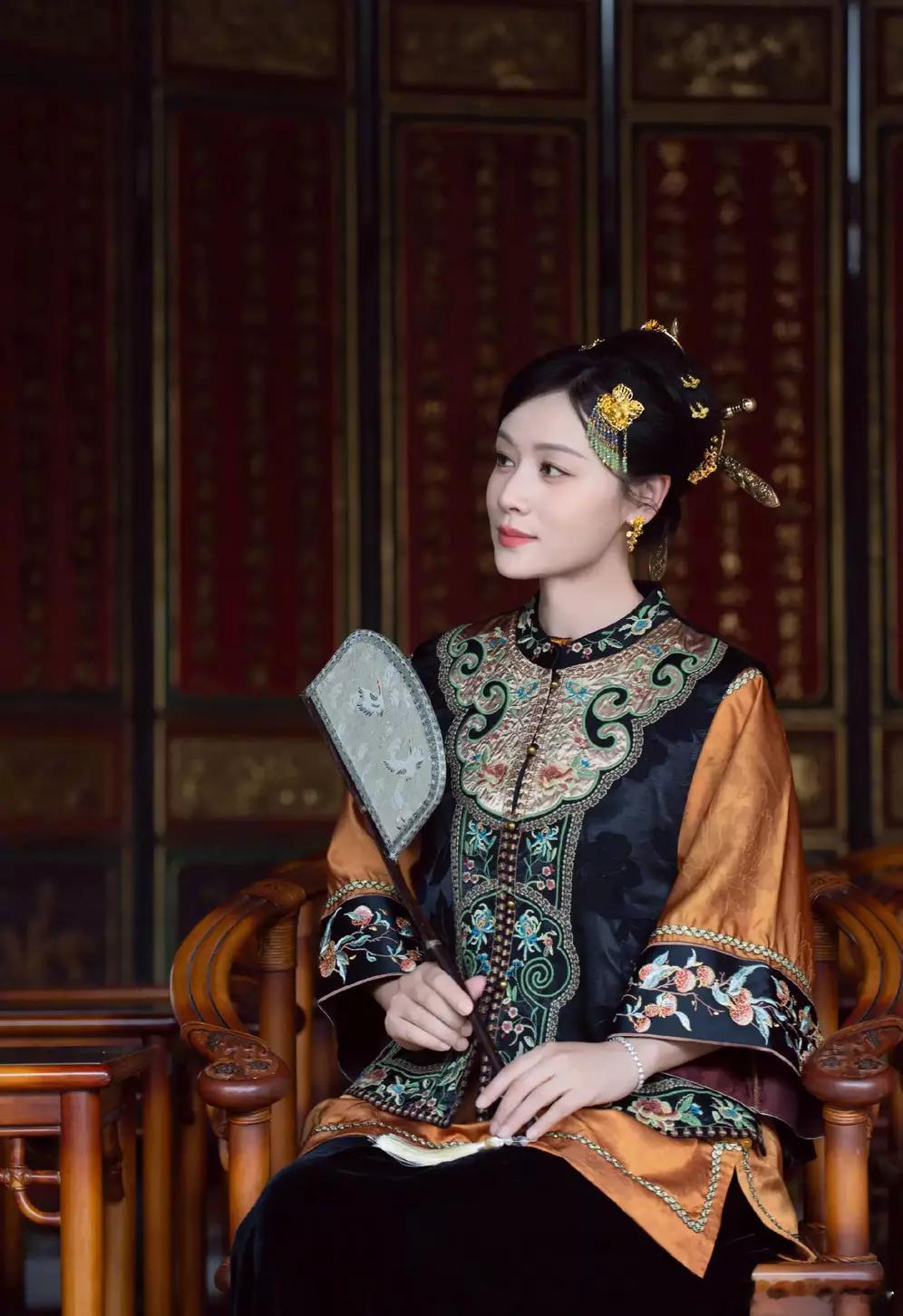 分享娱乐叶一茜带女儿体验簪花森碟气质出众甜美秀气