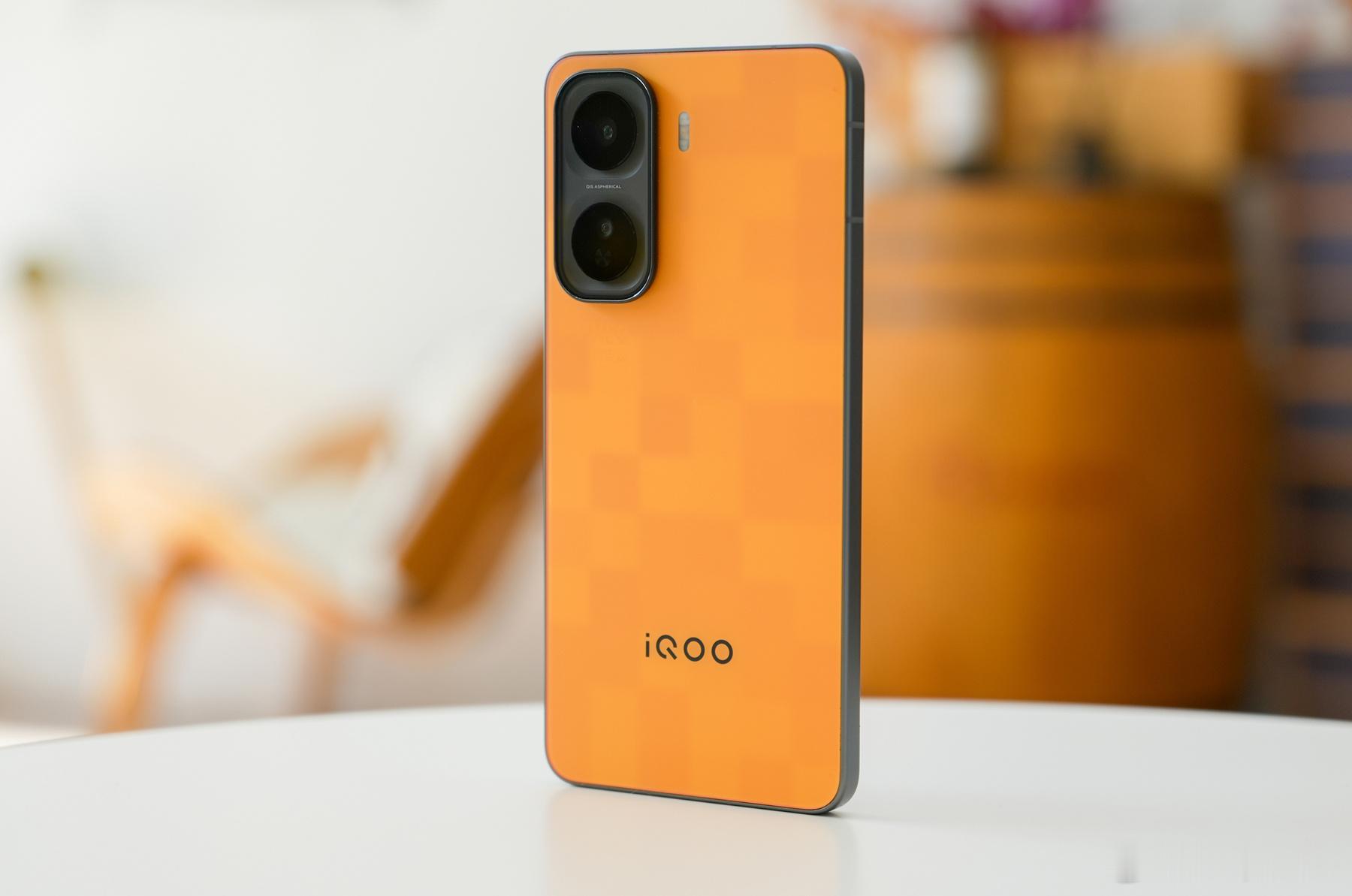 iQOONeo11这波颜值和性能直接拉满！后盖缎面AG玻璃，手感和质感并重，不