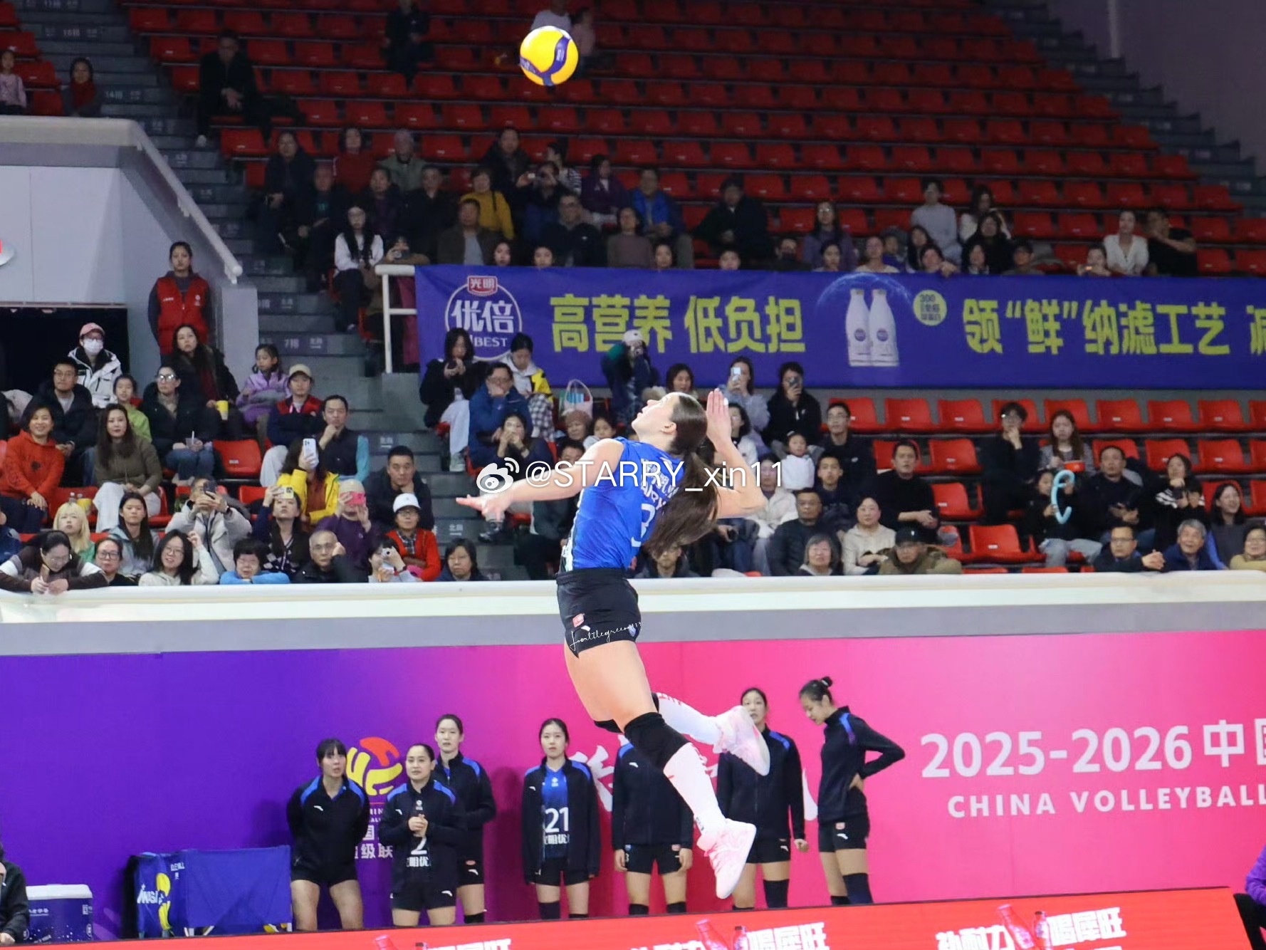 📊上海女排共拿到13个发球得分▶️范赖克：5发▶️沃隆科娃：4发▶️许晓婷：2