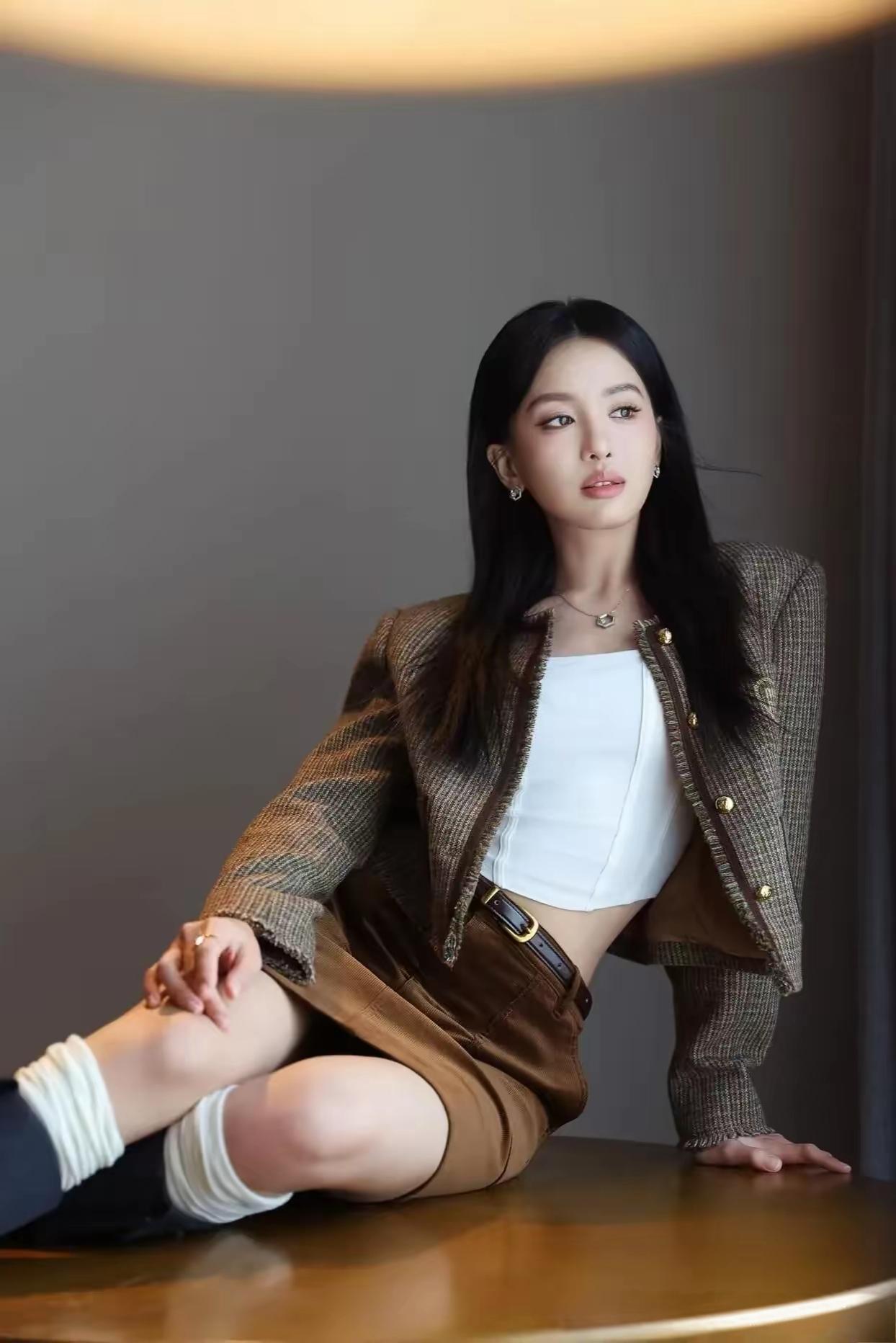 优雅气质穿搭，黑白配与格纹外套的完美结合，尽显时尚魅力！👗👠✨