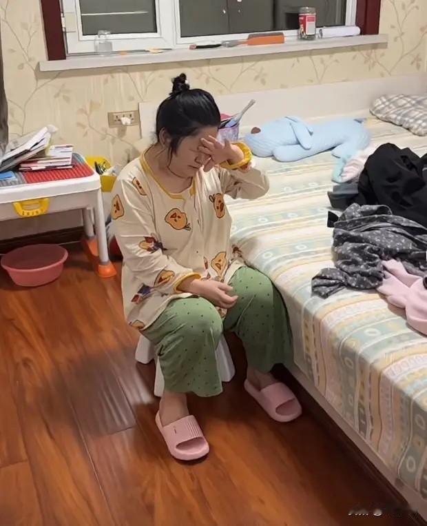 妻子红着眼跟丈夫磨叽，说过年想回趟娘家，都三年没见爹妈了，老人年纪大了，心里实在