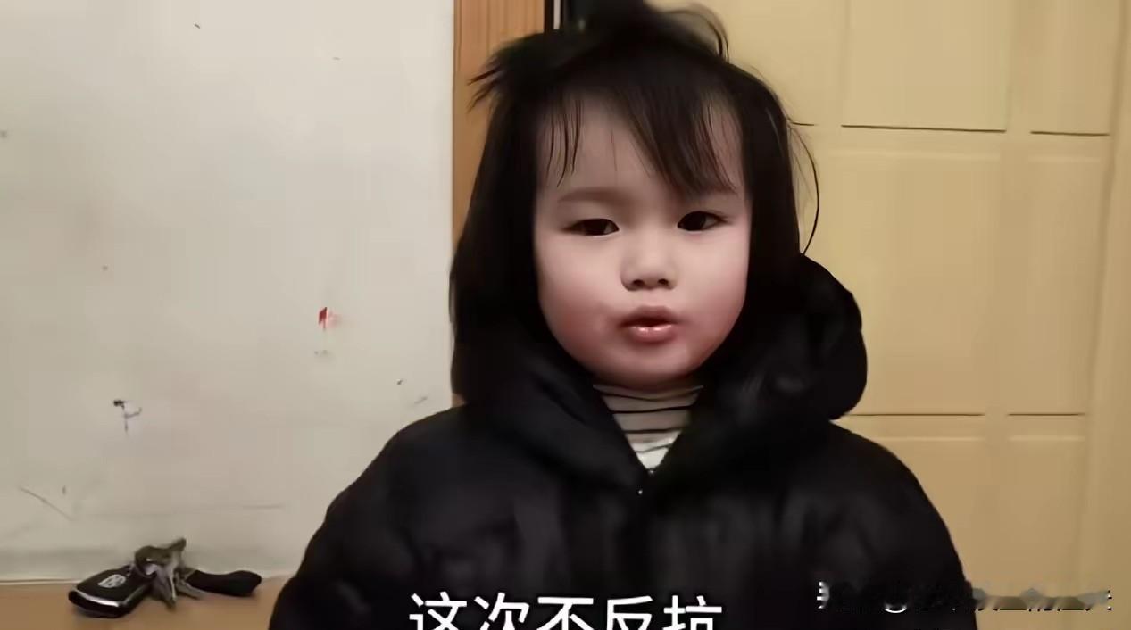 天呐，幼儿园孩子干了大人不敢干的事儿。​一位幼儿园的女宝宝，最近火了。这天，
