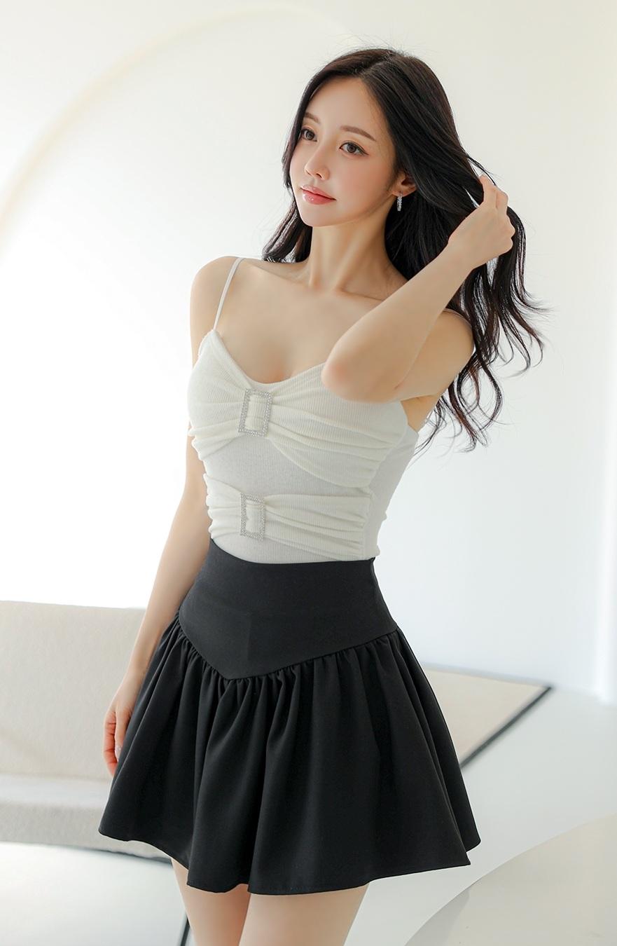 黑白撞色的连衣裙，简直是优雅气质的代名词。我有一条黑白拼接的修身连衣裙，黑色的上