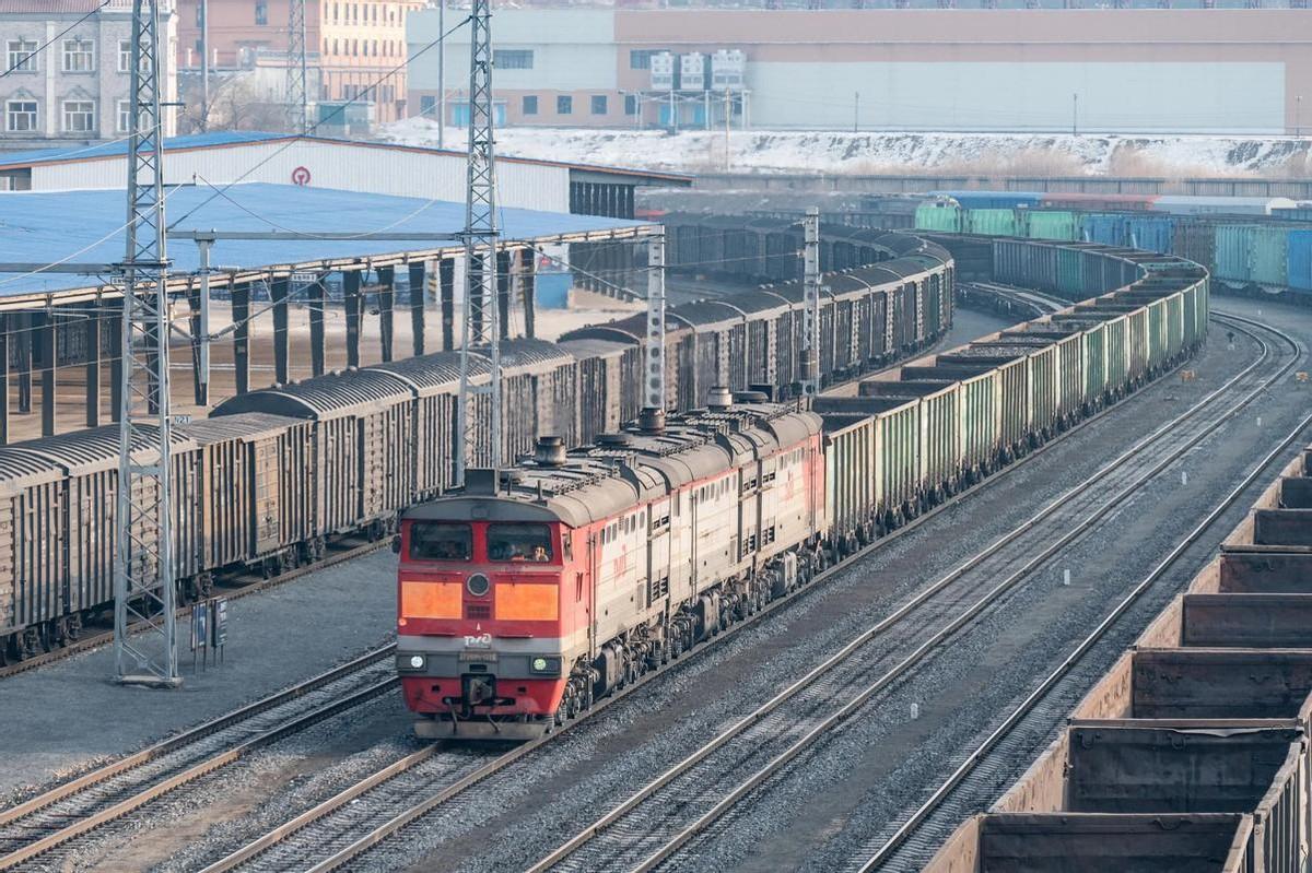 俄：老弟呀！我这有个绝妙的大计，保证咱们能绕开西方，大赚一笔！中：啥大计？